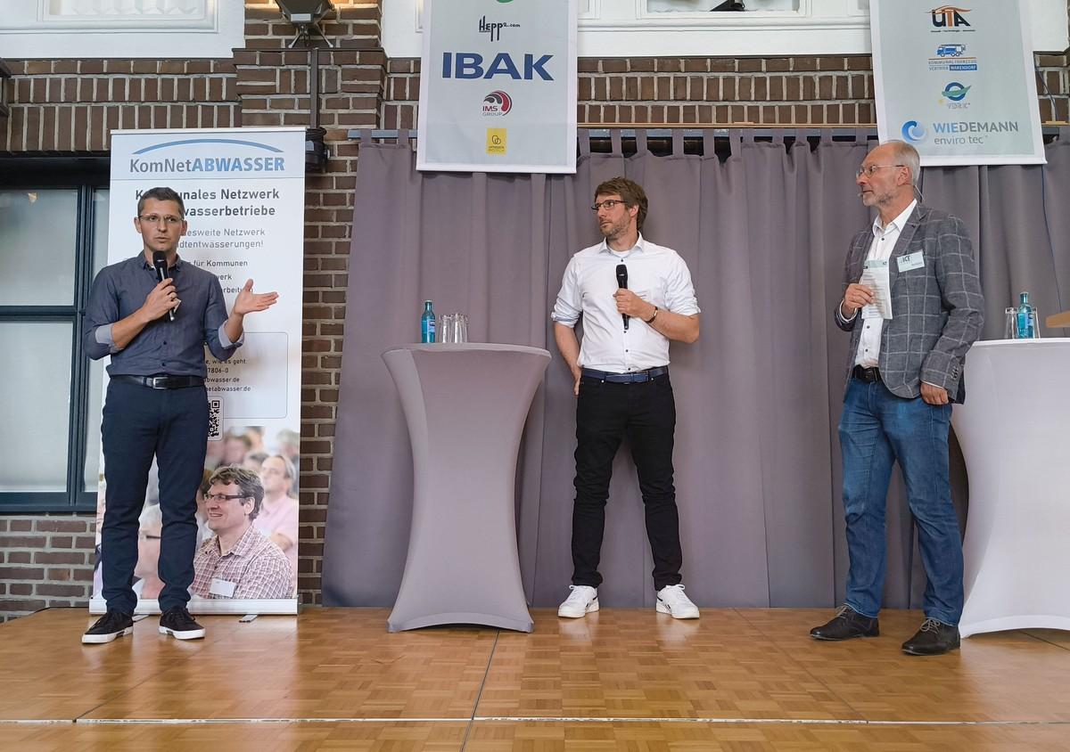 Karsten Böhmer (l.) und Christian Malewski (Mitte) vom Wupperverband berichteten vom Einsatz künstlicher Intelligenz zur Betriebsoptimierung an Kläranlagen. Rechts: Marco Schlüter, Leiter KomNetAbwasser. | Foto: B_I/Valdix
