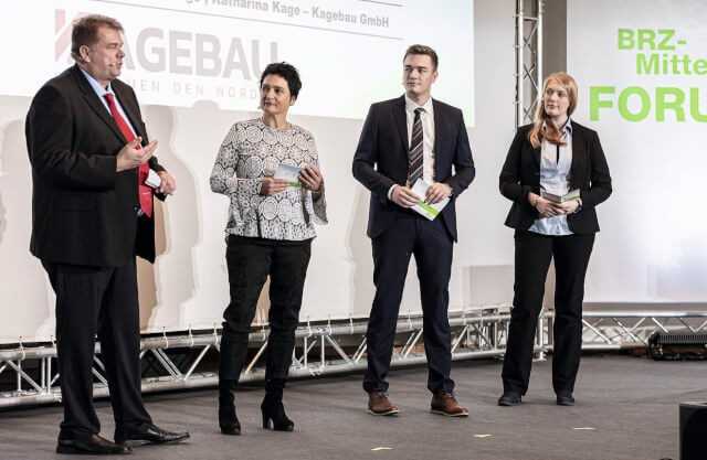 BRZ-Moderatorin Eva Preu im Gespräch mit Dirk Kage (li.) über die gemeinsam mit seinem Sohn Mario Kage und seiner Tochter Katharina Kage gemeisterte digitale Transformation des Familienunternehmens.