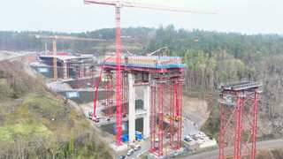 450-Tonnen-Kräne im Einsatz: Mega-Baustelle über dem Neckar