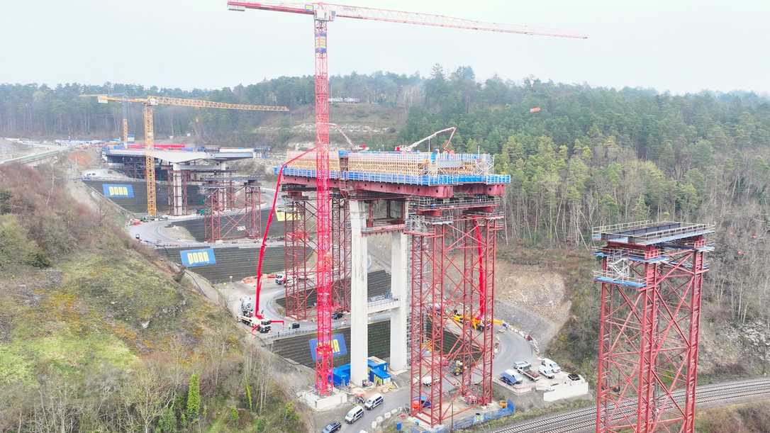 Neckartalbrücke Horb: Mega-Kran hebt 40-Tonnen-Teile in 65 m Höhe