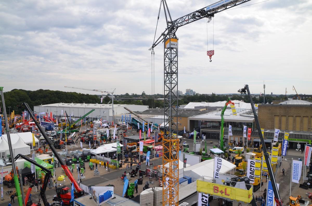 Blick über den Stand von B+L: Auf dem Weg nach oben kam dann auch die Sonne raus. | Foto: B_I/Budde