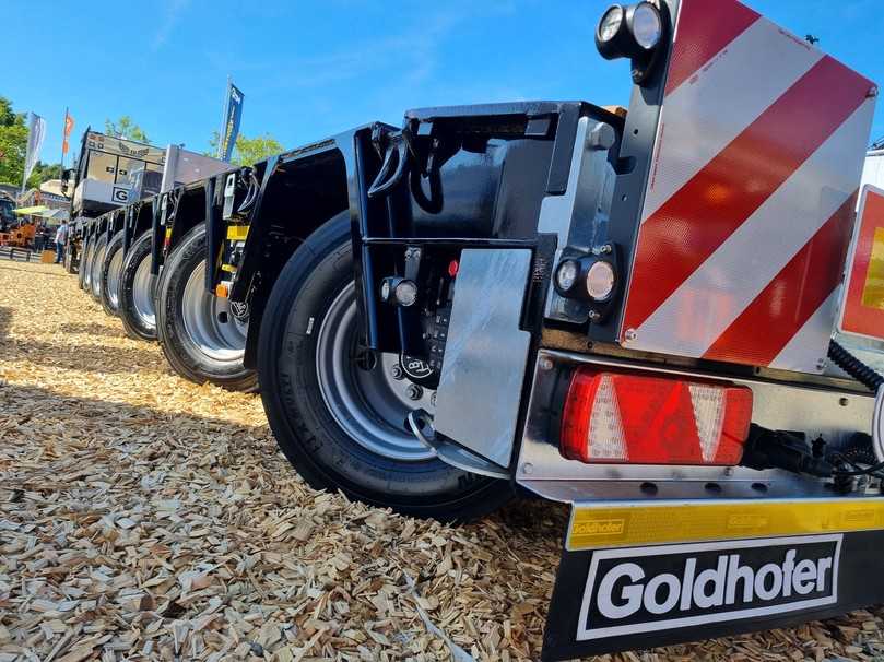 Goldhofer auf der Nordbau 2023: Der MPA als 7-Achser überzeugt durch Wendigkeit, hohe Achslast und niedrige Ladehöhe. | Foto: Goldhofer Goldhofer auf der Nordbau 2023: Der MPA als 7-Achser überzeugt durch Wendigkeit, hohe Achslast und niedrige Ladehöhe. | Foto: Goldhofer