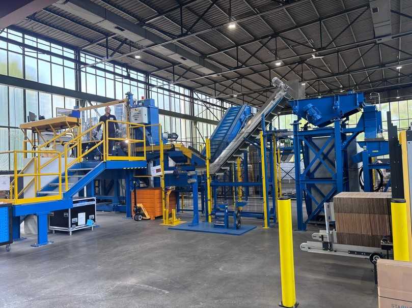 Blick in die Produktionshalle von Bilstein Steel Fiber in Hagen: moderne Anlagen für die Herstellung der Stabils-Stahlfaser. | Foto: B_I MEDIEN/Mira Jacobsen