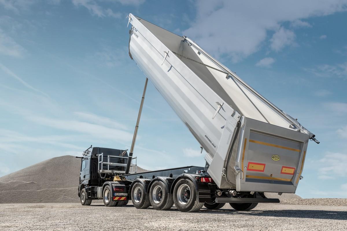 Der dreiachsigen Kippsattelanhänger MHPS 44.3 zählt zu den Klassikern im Meiller-Programm und trägt den Zusatznamen Grandload erst seit der IAA Transportation in 2024. | Foto: Meiller Der dreiachsigen Kippsattelanhänger MHPS 44.3 zählt zu den Klassikern im Meiller-Programm und trägt den Zusatznamen Grandload erst seit der IAA Transportation in 2024. | Foto: Meiller