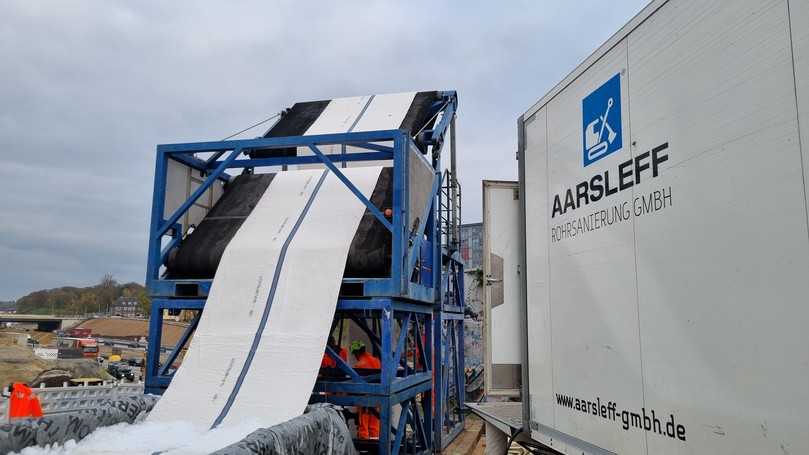 Um eine Verklebung des Liners mit dem Altrohr auszuschließen, wurde vor der Inversion des mit Harz getränkten Liners zunächst ein trockener, unimprägnierter Synthesefaserschlauch mit einer Wandstärke von 6 Millimetern per Seilwinde eingezogen. | Foto: Aarsleff Um eine Verklebung des Liners mit dem Altrohr auszuschließen, wurde vor der Inversion des mit Harz getränkten Liners zunächst ein trockener, unimprägnierter Synthesefaserschlauch mit einer Wandstärke von 6 Millimetern per Seilwinde eingezogen. | Foto: Aarsleff