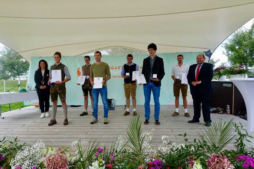 Preisträger Fachrichtung GaLaBau der Staatl. Fachschule Landshut-Schönbrunn mit Ministerin Kaniber (l.) und Gerhard Zäh (r.): (v.l.) Christoph Berg, Juri Drabe-Soer, Kilian Wirrer, Tobias Darsow, Gregor Offinger und Florian Funk. | Foto: B_I Bauer Preisträger Fachrichtung GaLaBau der Staatl. Fachschule Landshut-Schönbrunn mit Ministerin Kaniber (l.) und Gerhard Zäh (r.): (v.l.) Christoph Berg, Juri Drabe-Soer, Kilian Wirrer, Tobias Darsow, Gregor Offinger und Florian Funk. | Foto: B_I Bauer