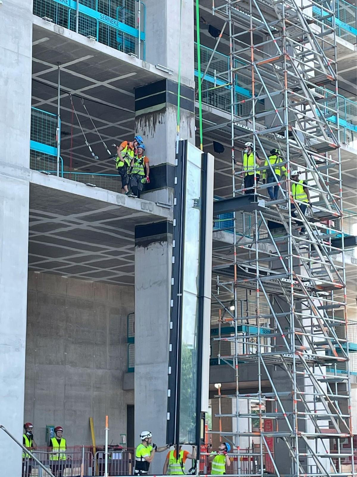Die Montage der Fassadentafeln stellte das ausführende Unternehmen vor große Herausforderungen. | Foto: Polycon group