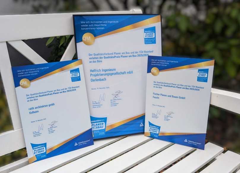Die Urkunden der drei Erstplatzierten des QualitätsPreises Planer am Bau 2025/2026 | Foto: QV_PaB
