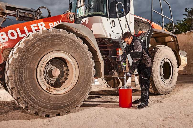 "LubeDrive" lässt sich mit einem Akkuschrauber betreiben und ermöglicht das Nachfüllen von Schmierfett bei Zentralschmieranlagen bis zu 80 % schneller. | Foto: Lutz Pumpen