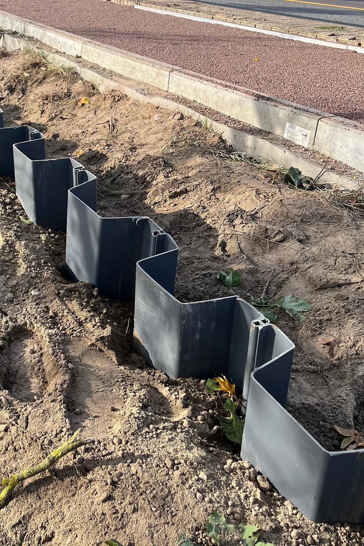 Spundwände aus Kunststoff werden eingebaut wie Stahlspundwände, lassen sich aber per Hand transportieren. | Foto: terra infrastructure