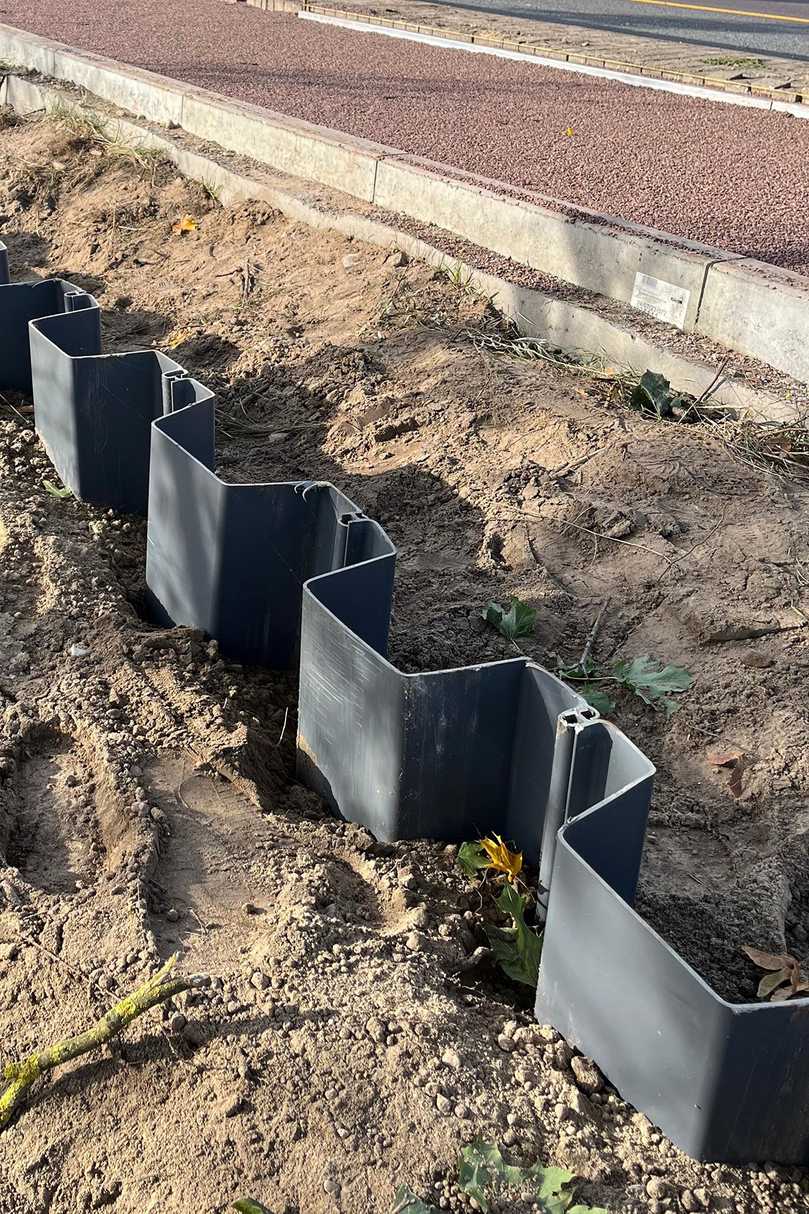 Spundwände aus Kunststoff werden eingebaut wie Stahlspundwände, lassen sich aber per Hand transportieren. | Foto: terra infrastructure Spundwände aus Kunststoff werden eingebaut wie Stahlspundwände, lassen sich aber per Hand transportieren. | Foto: terra infrastructure