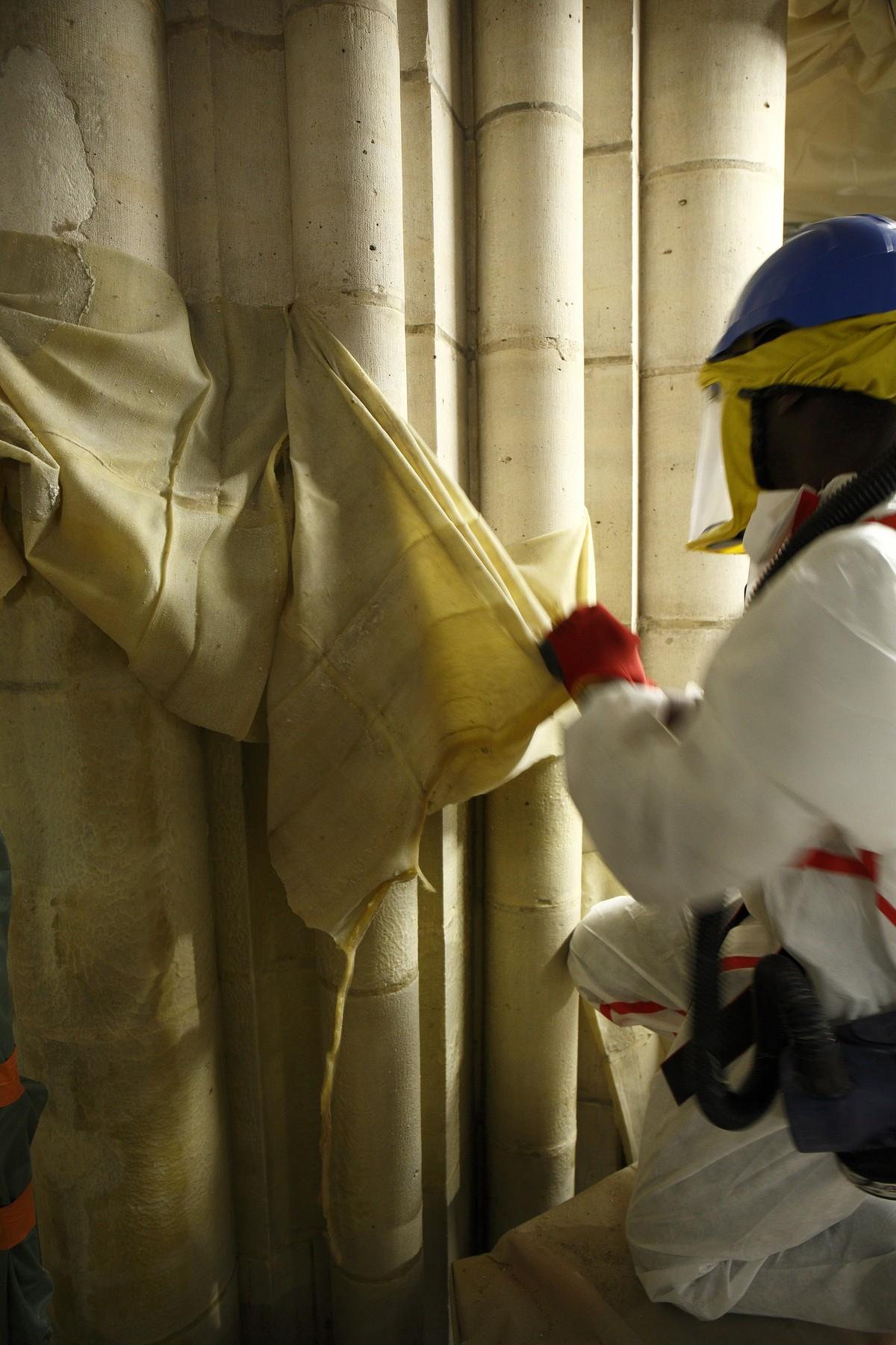 "Peeling" für Notre Dame: Das lösungsmittelfreie "Arte Mundit" wurde auf die rund 70.000 Quadratmeter Natursteinwände gesprüht und nach 24 Stunden als Peel-Off entfernt. | Foto: David Bordes & EP-RNDP "Peeling" für Notre Dame: Das lösungsmittelfreie "Arte Mundit" wurde auf die rund 70.000 Quadratmeter Natursteinwände gesprüht und nach 24 Stunden als Peel-Off entfernt. | Foto: David Bordes & EP-RNDP