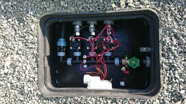 Pfiffiges Detail: Expressbox mit integrierter Batteriesteuerung auf der Seitenwand, so dass sie ohne externe Stromversorgung auskommt.| Foto: aquatechnik