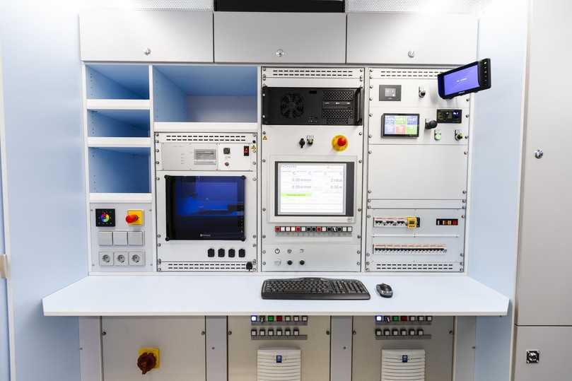 Kasro UV-Steuerung Professional (12 x 1.000 W) – zentrales Steuerungssystem für den UV-Einbau mit optimierter Nutzeroberfläche und modularer Systemarchitektur | Foto: Prokasro