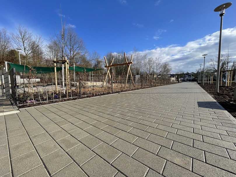 Für die zentrale Wegeachse fiel die Wahl auf den Stuttgarter Sickerstein in schlichtem Grau. | Foto: Adolf Blatt GmbH + Co. KG Für die zentrale Wegeachse fiel die Wahl auf den Stuttgarter Sickerstein in schlichtem Grau. | Foto: Adolf Blatt GmbH + Co. KG