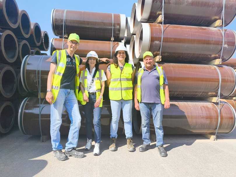 Vor fertig hergestellten Vortriebsrohren in Bad Schmiedeberg (vl.n.r.): Martin Hähnel, Werksleiter Bad Schmiedeberg, Marketingleiterin Beate Vetter, Alice Rütten, Key Account Managerin Rohrvortrieb, Andreas Merkel, Leiter Fertigung Bad Schmiedeberg | Foto: B_I/Valdix