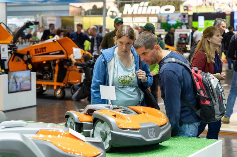 Die Aussteller präsentieren auf der Fachmesse in Nürnberg ihre neuen Maschinen und Geräte für den Garten- und Landschaftsbau. | Foto: Frank Boxler