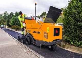 Duo für Stadt und Enge: Minifertiger ABG 1570 und E-Walze eARX 26-2 im Check