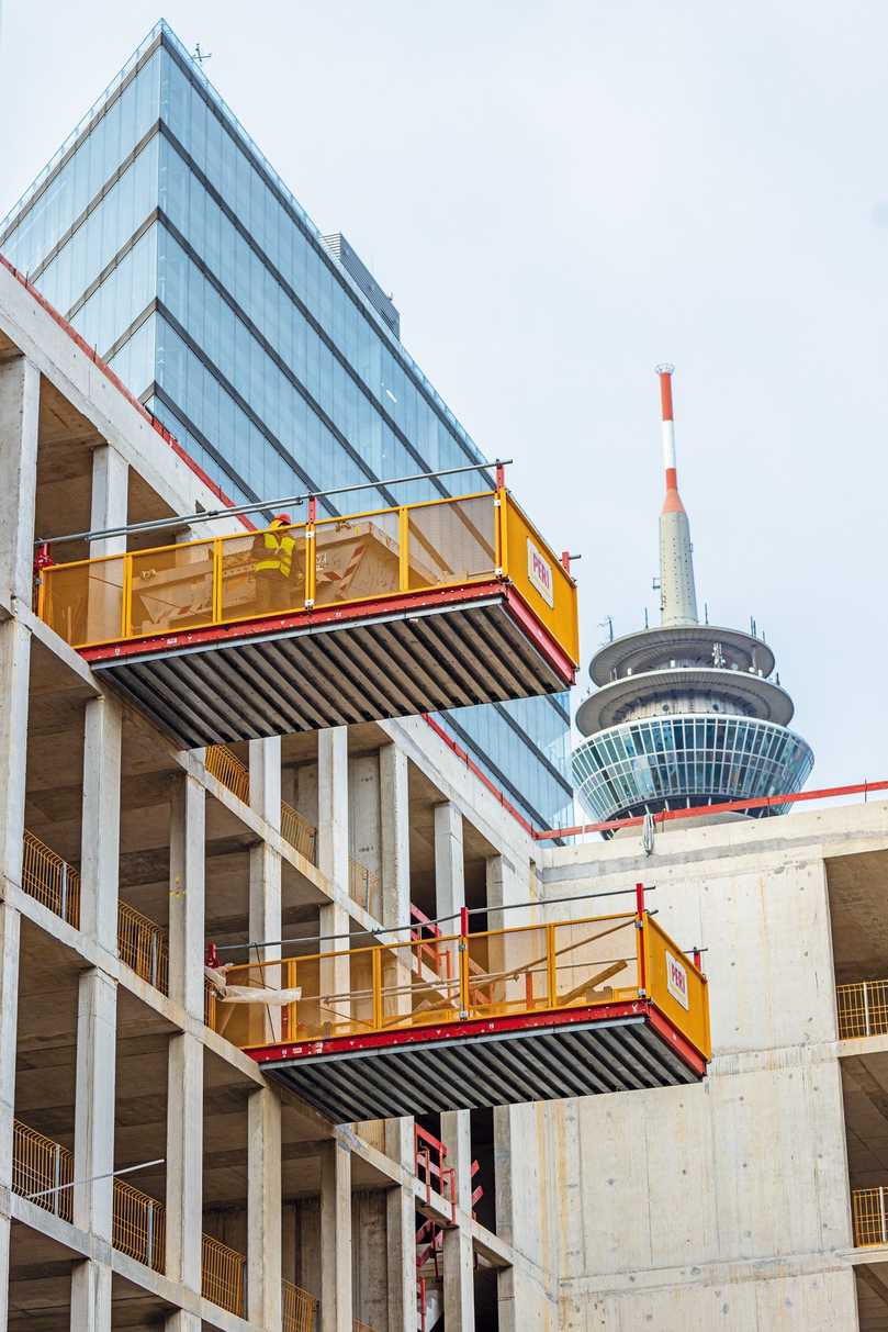 Auskragend: Kranversetzbare RCS MP Ausfahrbühnen dienten als temporäre Lagerfläche und zum Umsetzen von Lasten | Foto: Andreas Tausend Auskragend: Kranversetzbare RCS MP Ausfahrbühnen dienten als temporäre Lagerfläche und zum Umsetzen von Lasten | Foto: Andreas Tausend