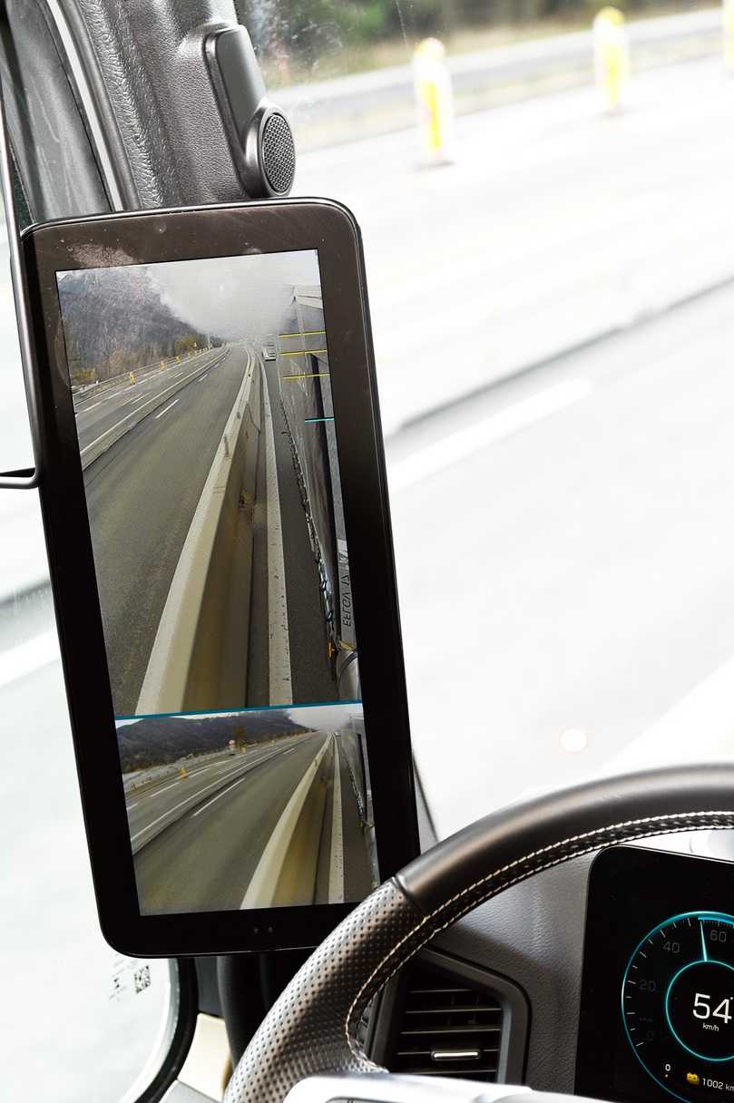 Weißer Dampf verdeckt etwas die Sicht im linken Spiegel-Display der Mirror-Cam. | Foto: QUATEX Weißer Dampf verdeckt etwas die Sicht im linken Spiegel-Display der Mirror-Cam. | Foto: QUATEX