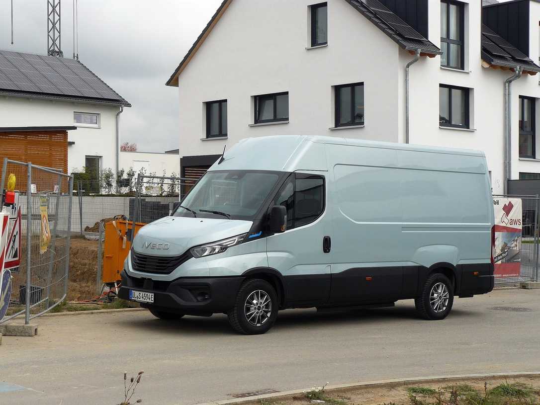 Iveco eDaily im Test: Elektrischer Transporter mit Chassis, Zugkraft und Eigenheiten Iveco eDaily im Test: Elektrischer Transporter mit Chassis, Zugkraft und Eigenheiten