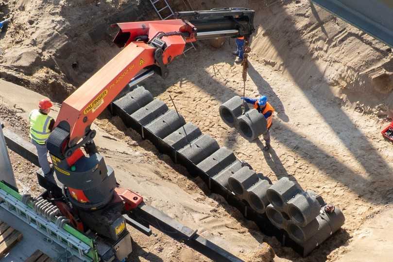 Die Cavitop-Sickerelemente konnten ohne Einsatz von schwerem Gerät eingebaut werden. | Foto: Mall