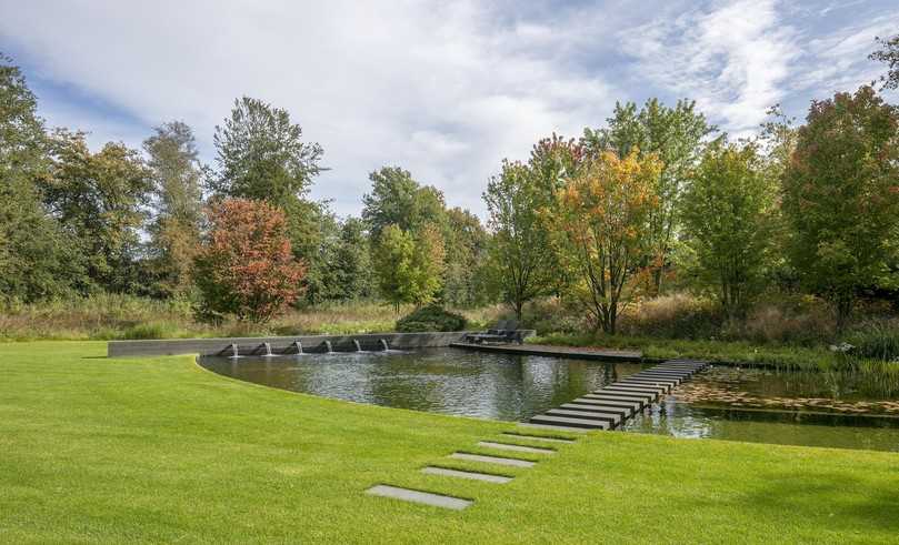Ein 200 Meter langer Teich, der sich wie eine Schlange durch die parkähnliche Landschaft des Anwesens zieht und in seinem Zentrum einen Swimming Pond hat: Mit diesem außergewöhnlichen Projekt gewann die niederländische Koninklijke Ginkel Groep in der Kategorie Swimming Pond. | Foto: Luuk Kramer Ein 200 Meter langer Teich, der sich wie eine Schlange durch die parkähnliche Landschaft des Anwesens zieht und in seinem Zentrum einen Swimming Pond hat: Mit diesem außergewöhnlichen Projekt gewann die niederländische Koninklijke Ginkel Groep in der Kategorie Swimming Pond. | Foto: Luuk Kramer