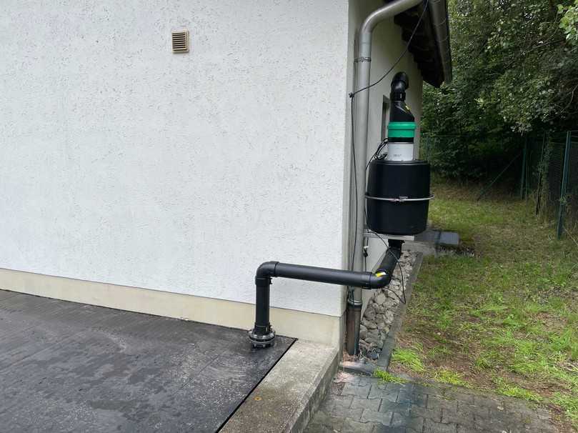 Der gleich mitinstallierte Mehrfachkammerfilter von Coalsi neutralisiert den Abwassergeruch aus dem Schacht: eine in jeder Hinsicht saubere Lösung. | Foto: Coalsi