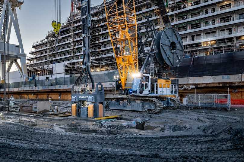 Seilbagger vor Kreuzfahrtschiff: Die Schlitzwandfräse sorgt in Genua für einen schnellen Baufortschritt. | Foto: Liebherr