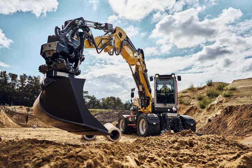 So stark wie ein 14-Tonnen-Bagger soll der 10-Tonnen-Mobilbagger EW100 laut Wacker Neuson sein. Ein intelligentes Anbaugeräte-Management mit Werkzeugerkennung, eine benutzerfreundliche Bedienung und die Vorbereitung für diverse Assistenzsysteme und Schnittstellen sind einige der Neuerungen. | Foto: Wacker Neuson So stark wie ein 14-Tonnen-Bagger soll der 10-Tonnen-Mobilbagger EW100 laut Wacker Neuson sein. Ein intelligentes Anbaugeräte-Management mit Werkzeugerkennung, eine benutzerfreundliche Bedienung und die Vorbereitung für diverse Assistenzsysteme und Schnittstellen sind einige der Neuerungen. | Foto: Wacker Neuson
