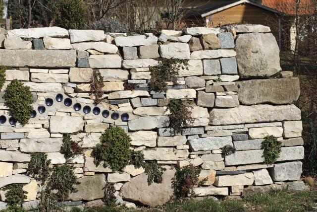 Natursteingärten inspiriert von Hundertwasser