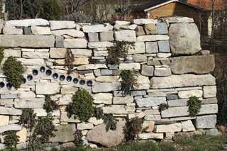 Natursteingärten inspiriert von Hundertwasser