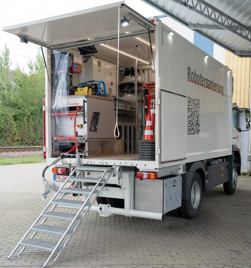 Blick in den Fahrzeugaufbau der neuen Roboteranlage mit Bedien- und Arbeitsraum für die grabenlose Kanalsanierung | Foto: Streicher Kanalsysteme