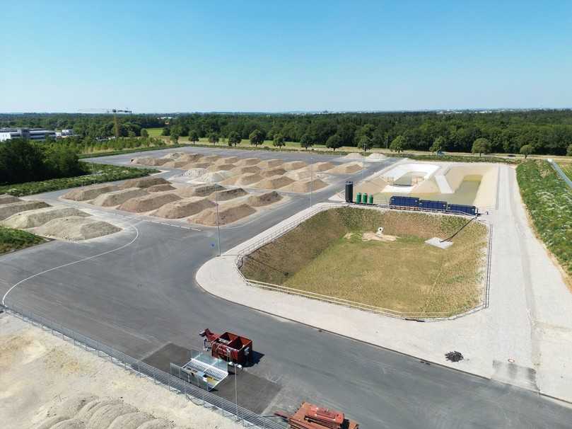 Der Aushub vom ehemaligen Deponiegelände zwischen Elisabeth-Stoeber-Straße und dem Klopferspitz wird in der eigens errichteten Zwischenlagerfläche Nord getrennt und beprobt. | Foto: Leonhard Weiss Der Aushub vom ehemaligen Deponiegelände zwischen Elisabeth-Stoeber-Straße und dem Klopferspitz wird in der eigens errichteten Zwischenlagerfläche Nord getrennt und beprobt. | Foto: Leonhard Weiss