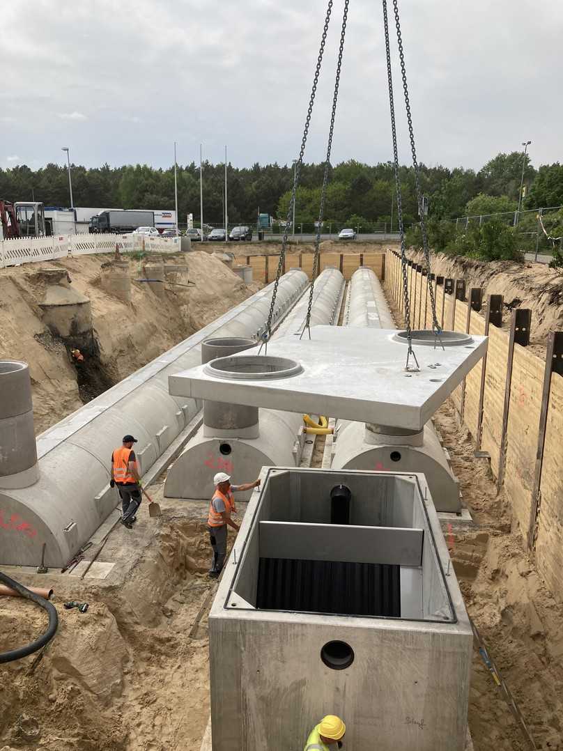 Montage des Lamellenklärers. Hier wird die Abdeckung aufgesetzt. Im Hintergrund sind die Sickertunnel zu sehen. | Foto: Mall