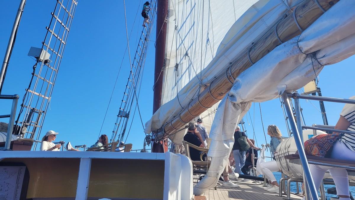 Netzwerken, chillen, Mastklettern: Segeltörn nach dem Symposium | Foto: B_I MEDIEN
