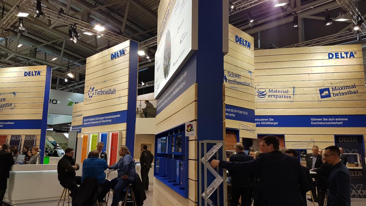 Für ihre Premium-Marke „Delta“ hat sich die Ewald Dörken GmbH ein neues Standkonzept gegönnt – handfestes Holz und klare Produktvorteile.