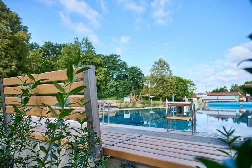 Nicht weit von Nürnbergs Messehallen entfernt kam im neu gestalteten Freibad in Redwitz an der Rodach „Der Konstruktive 65“ aus WPC von Naturinform unter anderem als langlebige Doppelbank zum Einsatz. | Foto: Naturinform Nicht weit von Nürnbergs Messehallen entfernt kam im neu gestalteten Freibad in Redwitz an der Rodach „Der Konstruktive 65“ aus WPC von Naturinform unter anderem als langlebige Doppelbank zum Einsatz. | Foto: Naturinform