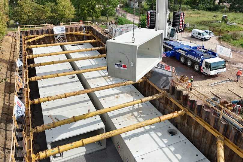 Voraussetzung für den Einbau der Regenrückhalteanlage war die Herstellung einer umfangreichen Baugrube mit einem wasserdichten Spundwandverbau. | Foto: Peter Gercke Voraussetzung für den Einbau der Regenrückhalteanlage war die Herstellung einer umfangreichen Baugrube mit einem wasserdichten Spundwandverbau. | Foto: Peter Gercke