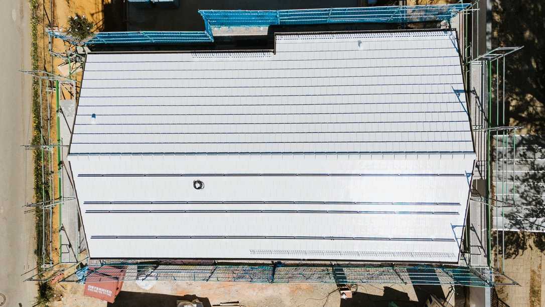 Sommerlicher Wärmeschutz: "Cool Roof"-Ziegel im Praxiseinsatz