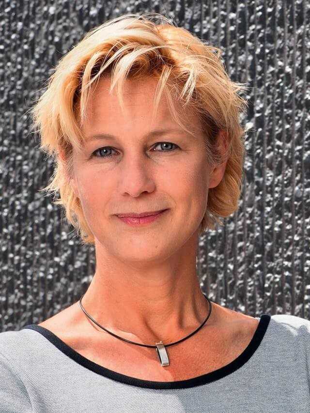 Dr. Ilka May ist teilhabende Geschäftsführerin derLocLab Consulting GmbHund als Beraterin in den Bereichen BIM, GIS, Digitalisierung tätig, bevorzugt im Bereich Infrastruktur. 2015 wurde sie Interims-Geschäftsführerin der planen – bauen 4.0 GmbH und war maßgeblich an der Entwicklung des Stufenplans Digitales Planen und Bauen beteiligt. Sie ist Beraterin der EU BIM Task Group für die EU-Kommission und Mitglied in CEN-, DIN- und VDI- Standardisierungsgremien sowie in der ICE BIM Action Group.