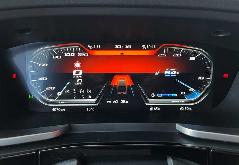 Die Drive-off-Funktion warnt beim Anfahren mittels orangen Displays vor Verkehrsteilnehmer in unmittelbarer Nähe. | Foto: QUATEX Die Drive-off-Funktion warnt beim Anfahren mittels orangen Displays vor Verkehrsteilnehmer in unmittelbarer Nähe. | Foto: QUATEX