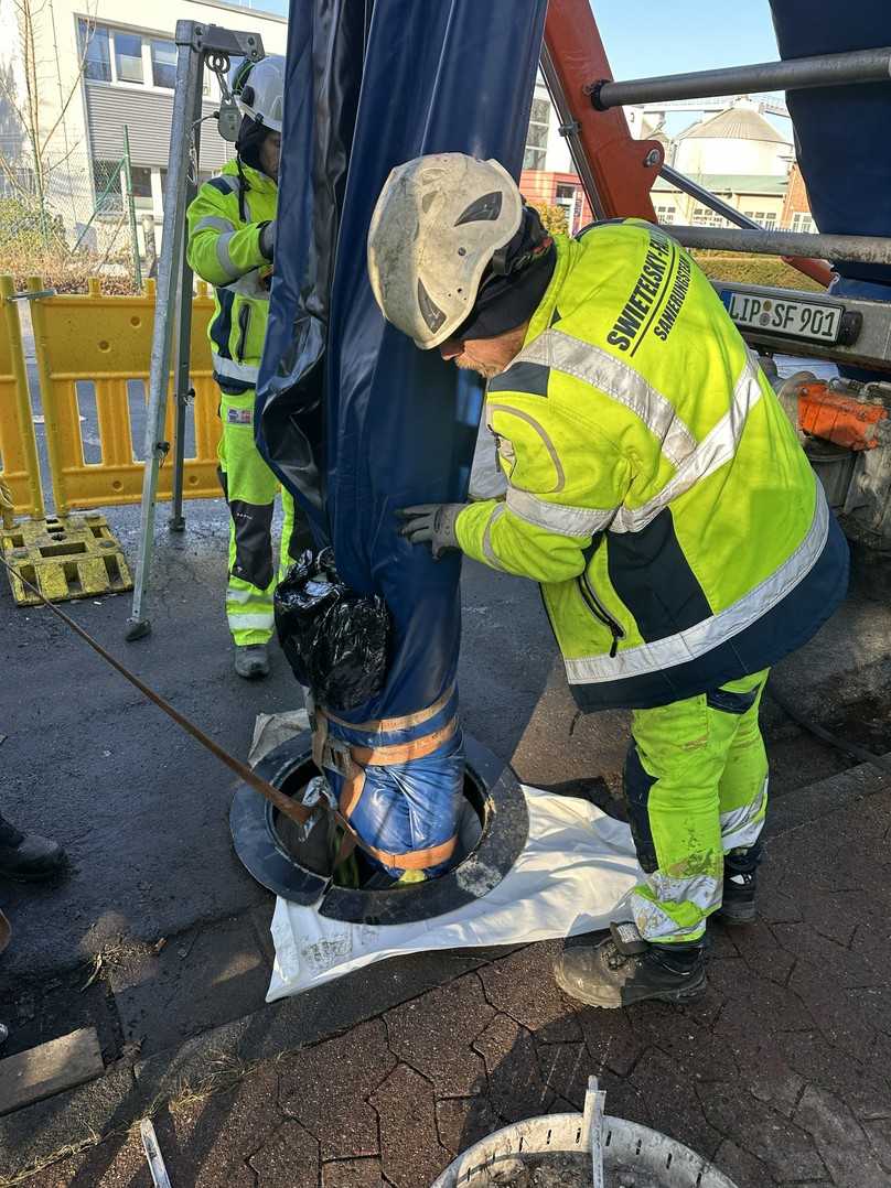 Einzug des GFK-Schlauchliners Alphaliner RL in die vorbereitete DN 1000-Bestandsleitung im Bereich der Bahnquerung. | Foto: RelineEurope Einzug des GFK-Schlauchliners Alphaliner RL in die vorbereitete DN 1000-Bestandsleitung im Bereich der Bahnquerung. | Foto: RelineEurope