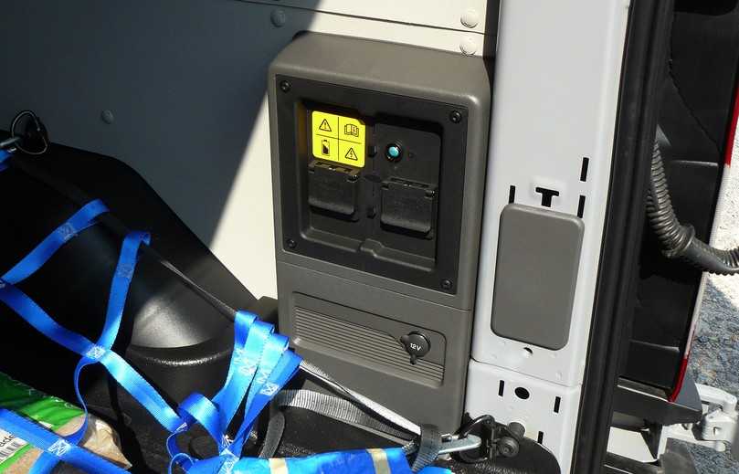Der E-Transit als Stromlieferant mit Steckdosen für Werkzeug. Und Warnung, falls sich die Batteriekapazität dem Ende nähert. | Foto: Randolf Unruh Der E-Transit als Stromlieferant mit Steckdosen für Werkzeug. Und Warnung, falls sich die Batteriekapazität dem Ende nähert. | Foto: Randolf Unruh