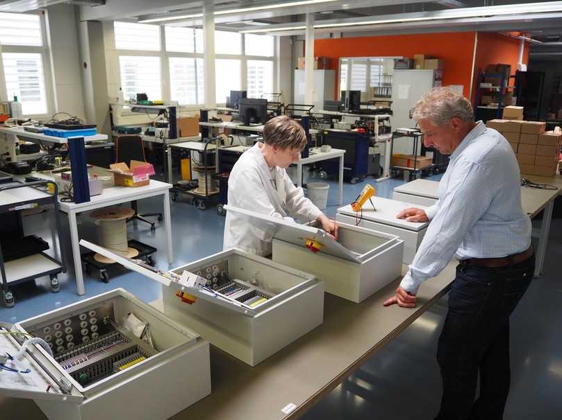 Endprüfung eines CityTree-Steuerschranks durch Elektronik-Facharbeiterin Christine Schröter mit KD-Geschäftsführer Ralf Kleinodt. | Foto: KD Elektroniksysteme Endprüfung eines CityTree-Steuerschranks durch Elektronik-Facharbeiterin Christine Schröter mit KD-Geschäftsführer Ralf Kleinodt. | Foto: KD Elektroniksysteme