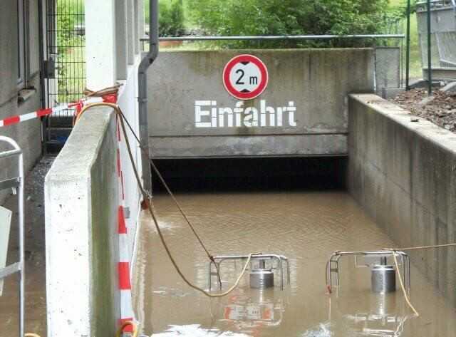 Tiefgarage in Ditzingen/Landkreis Ludwigsburg am 4. Juli 2010. Überflutung nach intensivem Starkregenereignis. Die Niederschlagsmenge von 100 l/m² in einer Stunde ließ auch Regenrückhaltebecken in kürzester Zeit volllaufen. Die Kanalisation hatte keine Chance, das gesamte Wasser aufzunehmen. | Foto: Deutscher Dachgärtnerverband Tiefgarage in Ditzingen/Landkreis Ludwigsburg am 4. Juli 2010. Überflutung nach intensivem Starkregenereignis. Die Niederschlagsmenge von 100 l/m² in einer Stunde ließ auch Regenrückhaltebecken in kürzester Zeit volllaufen. Die Kanalisation hatte keine Chance, das gesamte Wasser aufzunehmen. | Foto: Deutscher Dachgärtnerverband