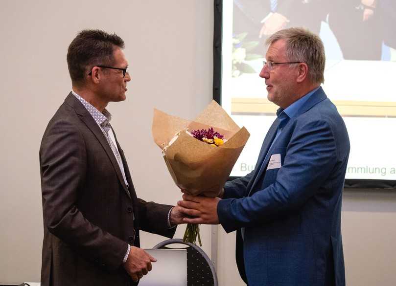 Ein besonderer Dank ging an Dieter Schenk von ZinCo für sein großes Engagement in der BuGG-Projektgruppe zur WBB-Liste. | Foto: Bundesverband GebäudeGrün