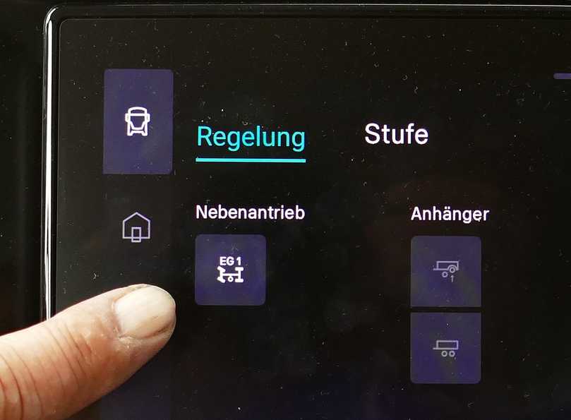 Neu – und unpraktisch: Der Nebenabtrieb für die Kipphydraulik lässt sich nur mit virtueller Taste am Sekundär-Bildschirm aktivieren. | Foto: rod / fh