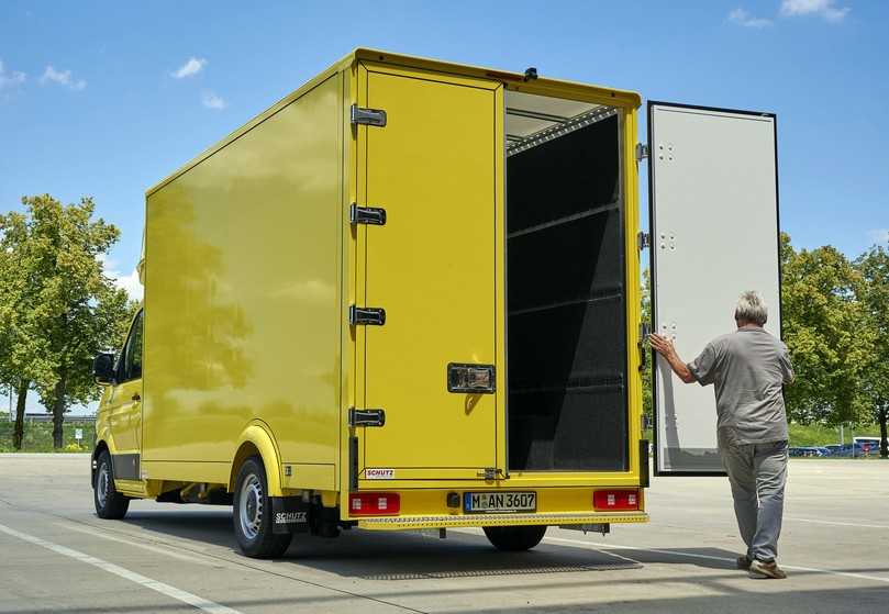 Wenn’s mehr sein darf: stämmiger Kofferaufbau von Schutz auf MAN TGE mit Tiefrahmen und Breitspurachse. | Foto: MAN