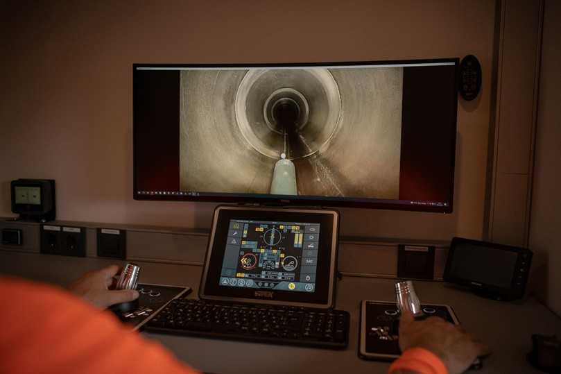 TV-Inspektion am Operatorarbeitsplatz: Über das Ipek-Steuerungssystem lässt sich der Fahrwagen präzise navigieren und die Untersuchung in Echtzeit verfolgen. | Foto: Ipek International GmbH